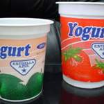 Einen Yoghurt mit Fruchtgeschmack