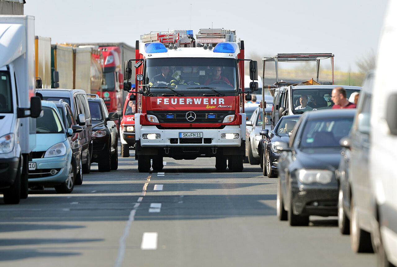 Nur dafür ist die Rettungsgasse da: Nach einem Unfall auf der A5 blockierten mehrere Autofahrer sie mit ihren Campingstühlen