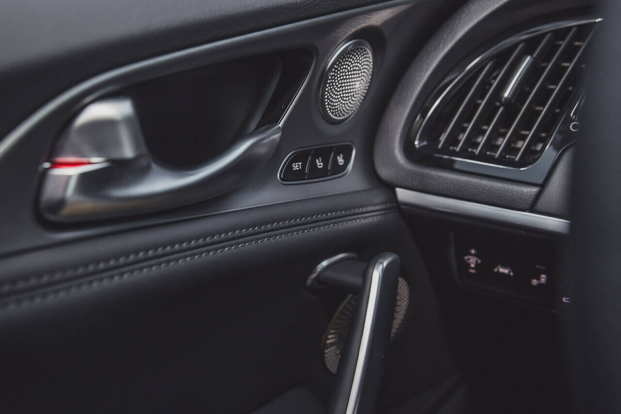 Der Fahrersitz mit Memory-Funktion fährt beim Einsteigen automatisch in die korrekte Position