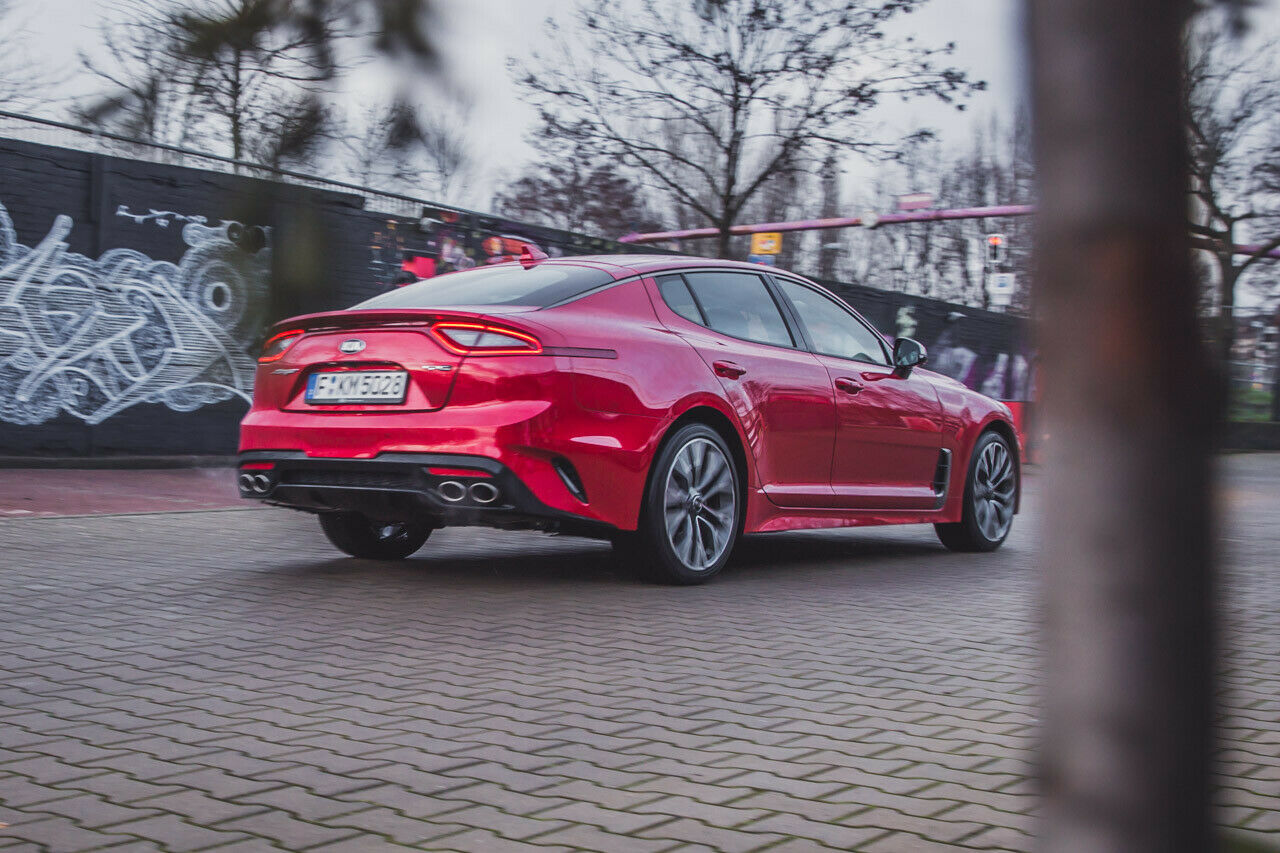 Design oder Ornamente? Bisschen viel los ist beim Kia Stinger auch in der Heckansicht