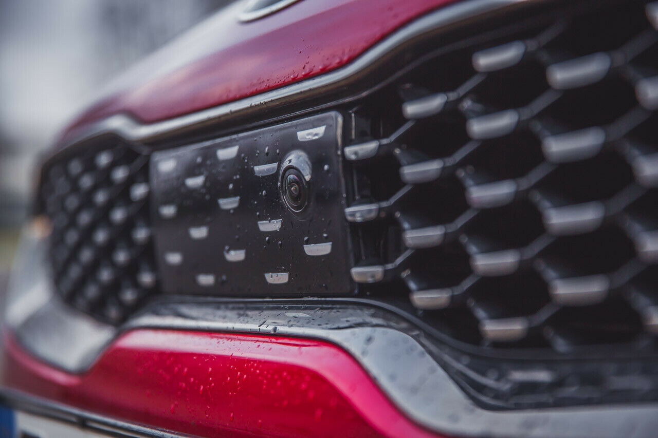 Kamera und Radarsensor in der Front des Stinger. Der Kia verfügt über einen adaptiven Tempomaten und mit Technology-Paket auch über eine Rundum-Kamera