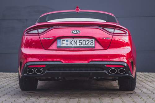 Nur der Diesel-Stinger kommt mit zwei Auspuffendrohren aus, der Benziner hat zwei auf jeder Seite