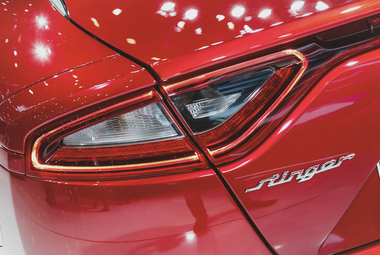 Die Kia-Stinger-Rückleuchten sind zweigeteilt und von LED-Leisten umschlossen