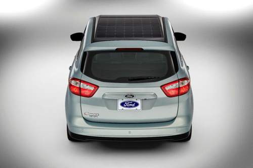 An einem sonnigen Tag sammelt der C-Max genug Sonnenenergie für eine Strecke von 45 Kilometern