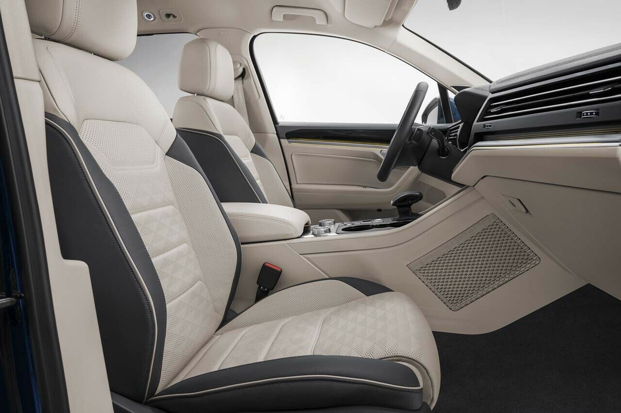 VW bietet den Touareg mit zwei Ausstattungslinien an. Sie bringen Metall oder Holz ins Interieur