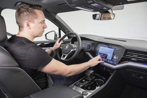 Digitaler Innenraum: Der Touareg bekommt ein gewölbtes 15-Zoll-Touch-Display. Die Studie T-Prime hatte das bereits angekündigt