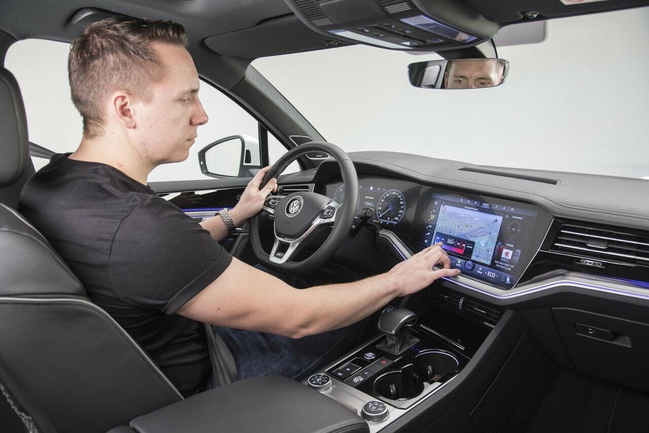 Digitaler Innenraum: Der Touareg bekommt ein gewölbtes 15-Zoll-Touch-Display. Die Studie T-Prime hatte das bereits angekündigt