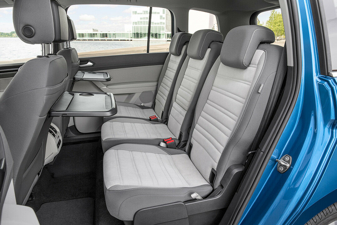Auf den Rücksitzen finden, wie bisher, drei Kindersitze Platz - laut VW gibt es dafür sogar mehr Platz