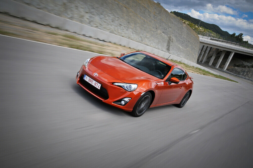 Mit Dach rollt der Toyota GT86 seit September in Deutschland über die Straßen.