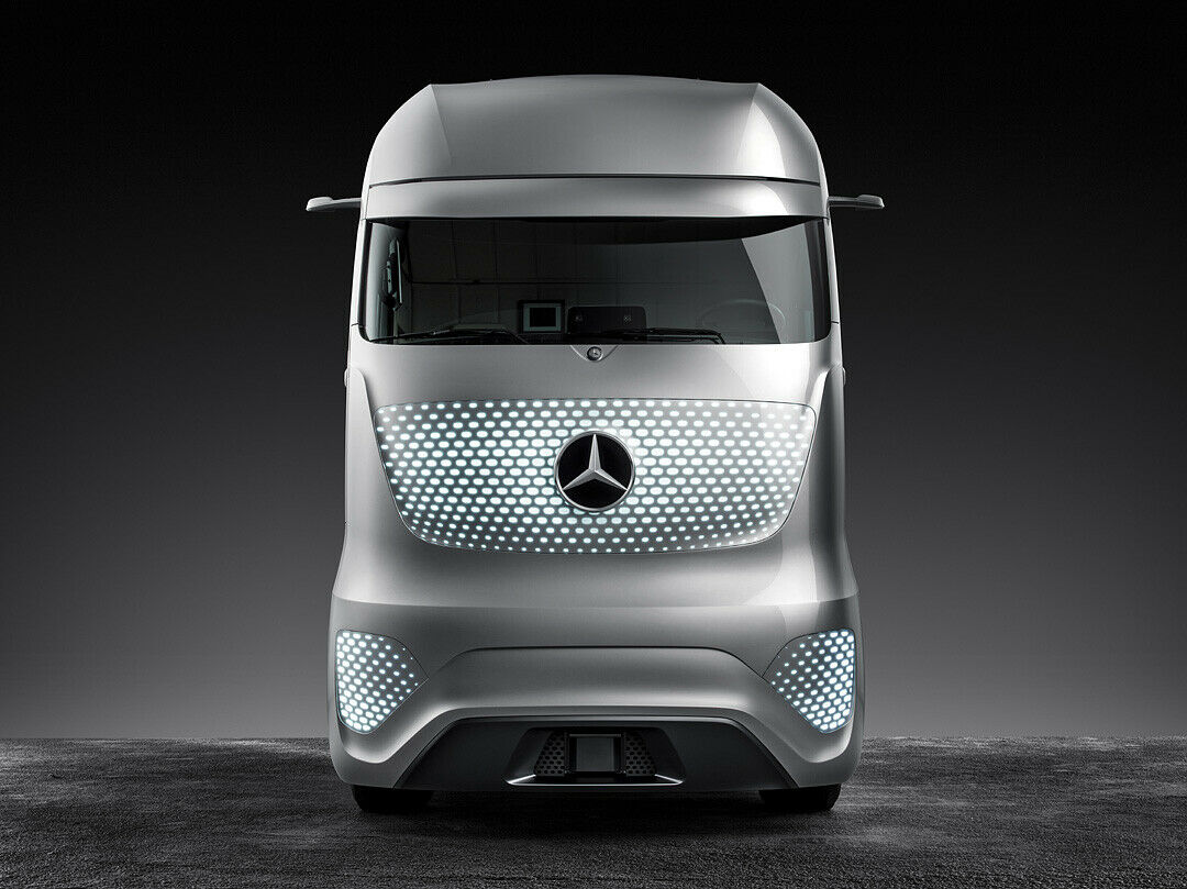 Leuchten die LEDs weiß, fährt der Fahrer, leuchten sie blau, fährt der Truck selbst