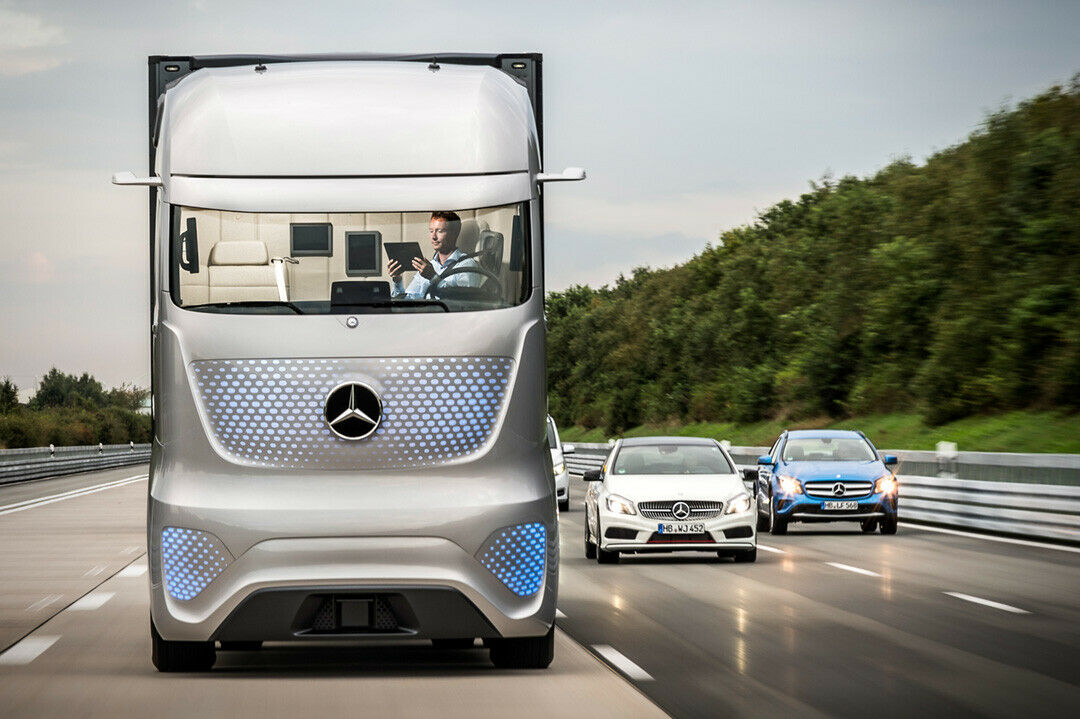 Der Autopilot des Future Truck arbeitet bis zur erlaubten Höchstgeschwindigkeit für Lkw