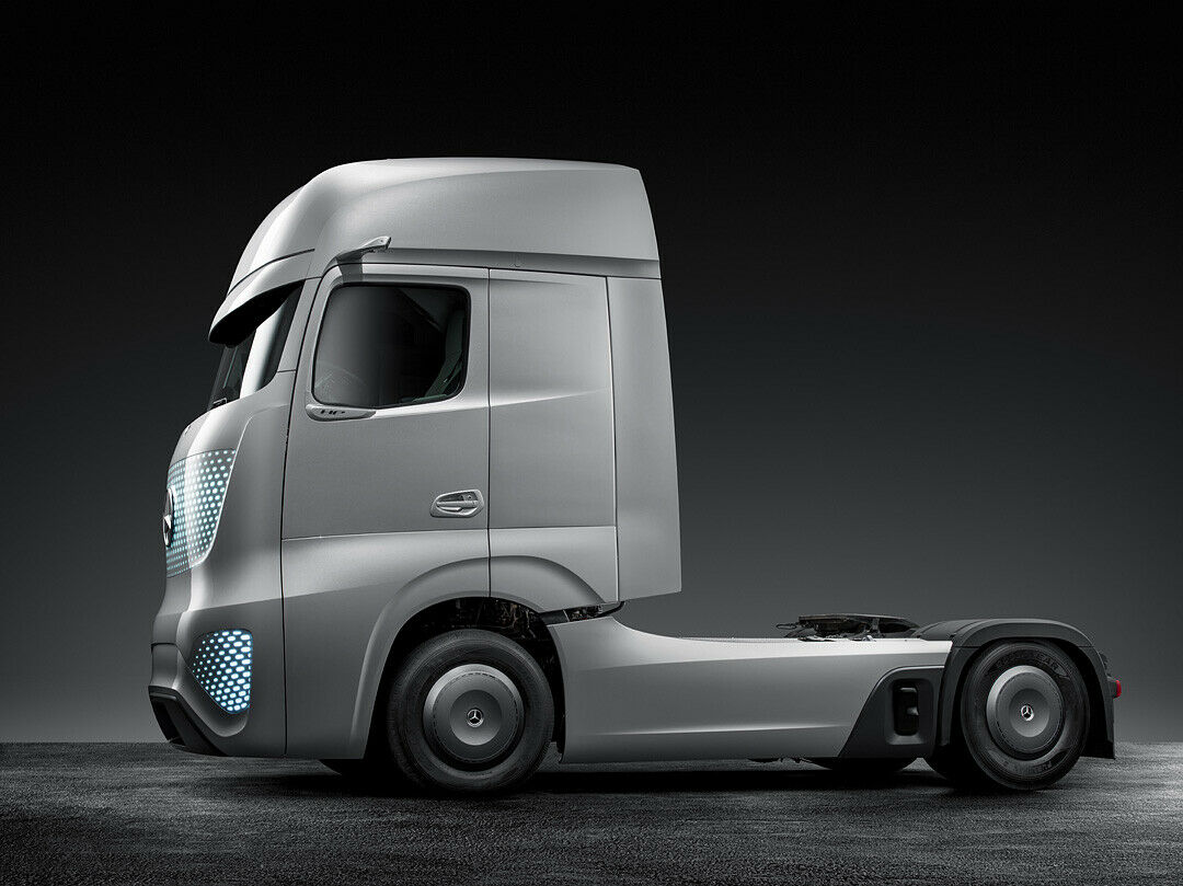Im Future Truck arbeiten viele Radarsensoren, die die Umgebung scannen