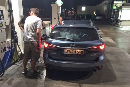 Kleiner Tankstopp auf einer langen Reise