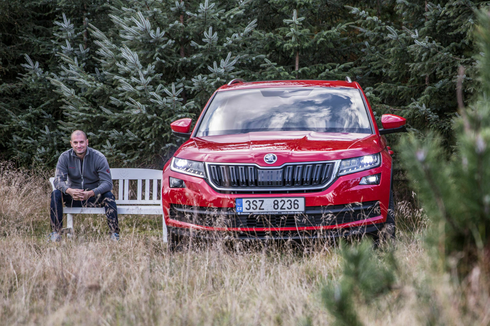 Außen groß, innen vielseitig und preislich voll in Ordnung: Erste Fahrt im Skoda Kodiaq (daneben: Redakteur Timo Friedmann)