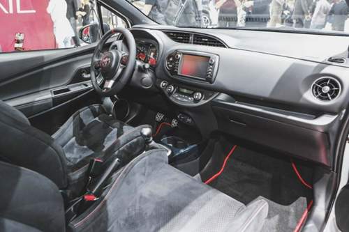 Im Innenraum montiert Gazoo Racing das Lenkrad aus dem Toyota GT86
