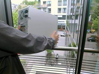 Computer-viele-deutsche-sind-manchmal-so-wuetend-auf-ihren-pc-dass-sie-ihn-am-liebsten-aus-dem-fenster-werfen-wollen