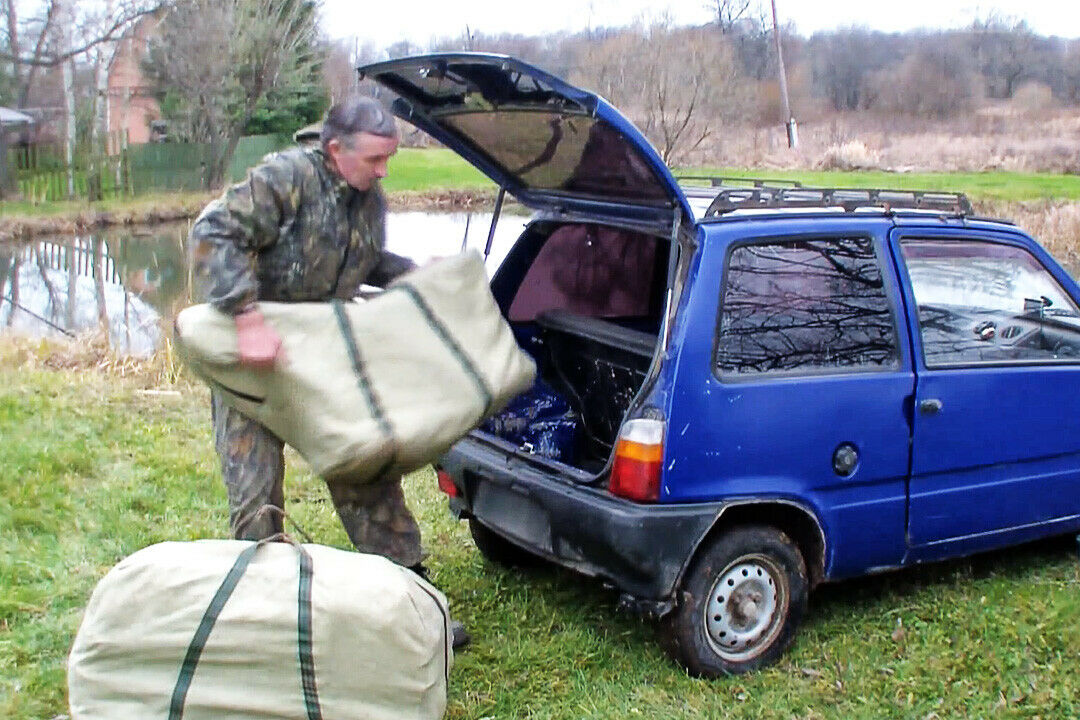So viel bleibt vom Tarus 2x2 übrig: Zwei Sporttaschen, die in den Kofferraum eines Kleinstwagens passen