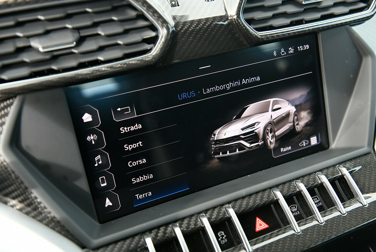 Anderes Auto, andere Schaltflächen, dieselbe Schrift: Das Infotainmentsystem im Lamborghini Urus stammt von Audi