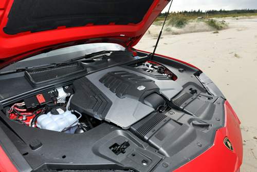Der 4,0-Liter-V8 leistet 650 PS und 850 Nm Drehmoment. Maximal wird der Urus damit 305 km/h schnell