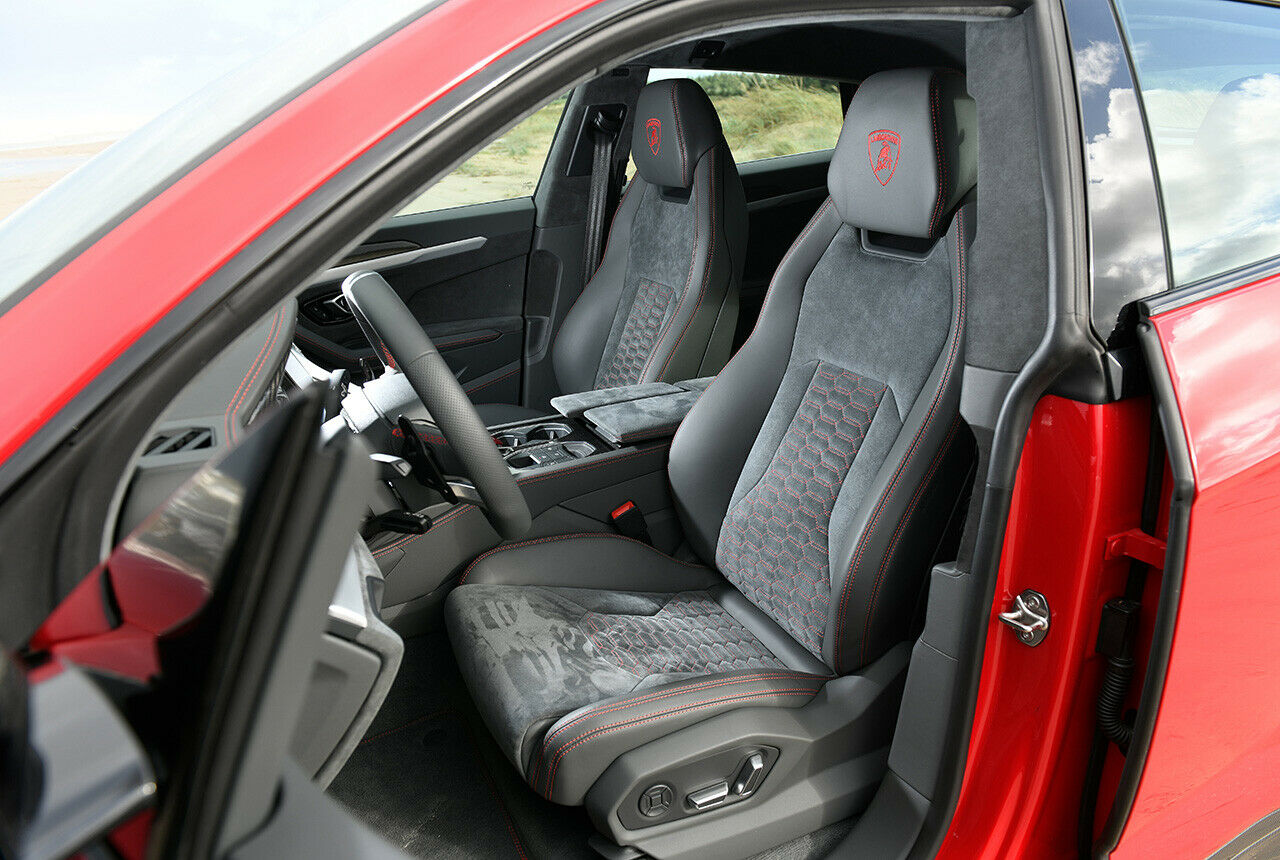 Im Lamborghini Urus sitzt man angenehm sportlich auf schönen Sitzen mit Alcantara und Leder