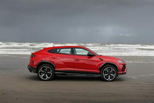 Der Radstand des Lamborghini Urus beträgt ungefähr drei Meter