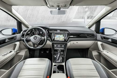 Die Sitzposition im neuen Touran liegt etwa elf Zentimeter höher als im Golf 7