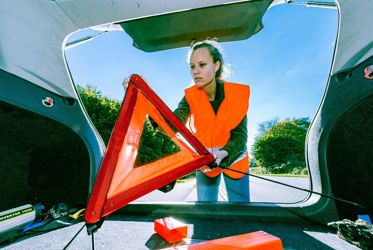 Bei einer Panne ist der Fall klar: Zusätzlich zum Aufstellen des Warndreiecks sollte auch die Warnblinkanlage eingeschaltet werden