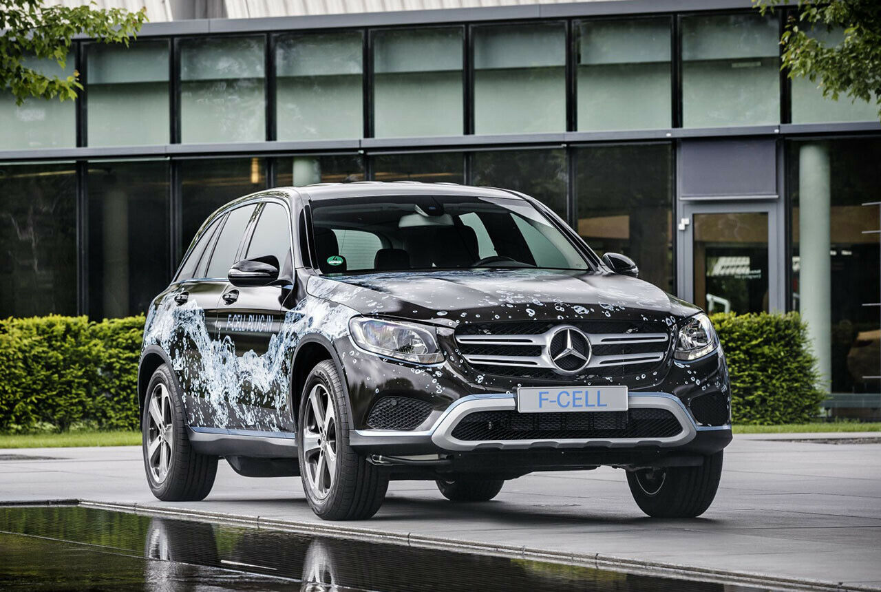 Daimler hat das Brennstoffzellen-System beim GLC F-Cell Plug-in um 30 Prozent kompakter gemacht, es passt komplett in den Motorraum