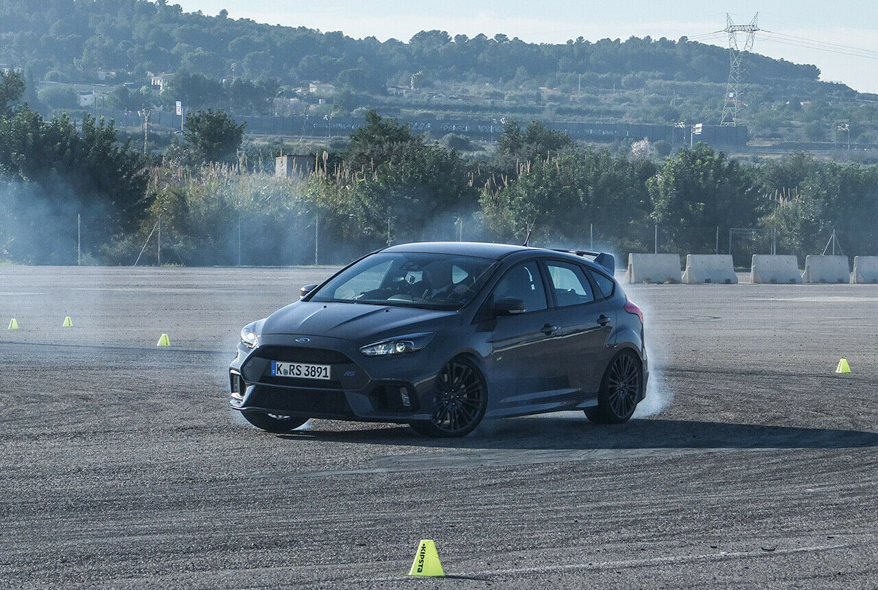 Driften muss man den RS aber trotzdem noch mit dem Gasfuß und den Händen