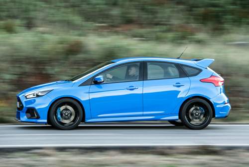 Die blau lackierten Bremssättel der Brembos sind am Ford Focus RS optional