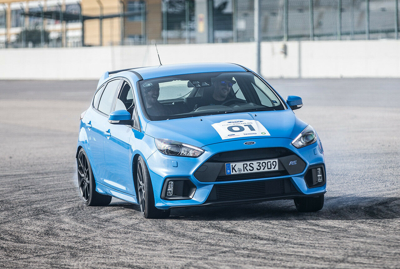 Ford Focus RS mit Ken Block und sichtlich erfreutem Beifahrer