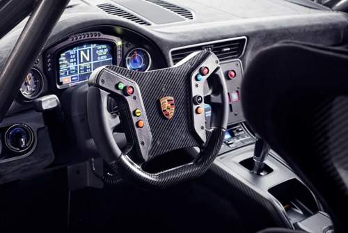 Carbon-Lenkrad und Digital-Display von Porsches Retro-935 stammen aus unserer Zeit, die Rundinstrumente für Ladedruck und Rundenzeit erinnern an das Vorbild