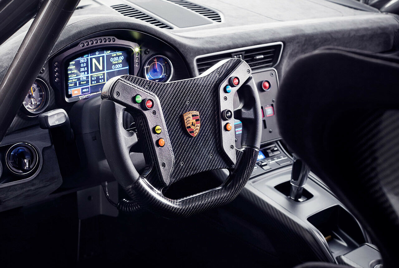 Carbon-Lenkrad und Digital-Display von Porsches Retro-935 stammen aus unserer Zeit, die Rundinstrumente für Ladedruck und Rundenzeit erinnern an das Vorbild