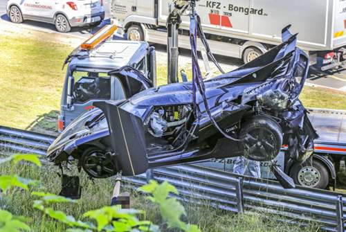 Die Einsatzkräfte bergen ein ziemlich zerstörtes Fahrzeug - Koenigsegg hat aber angekündigt, es zu reparieren