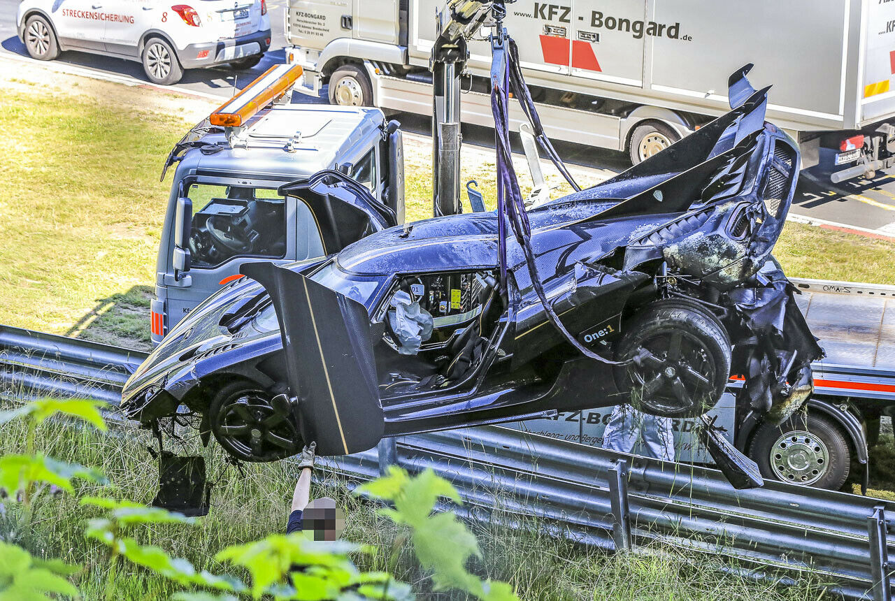 Die Einsatzkräfte bergen ein ziemlich zerstörtes Fahrzeug - Koenigsegg hat aber angekündigt, es zu reparieren