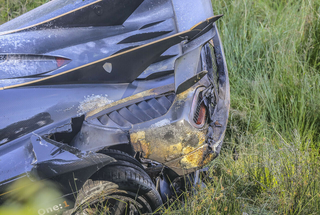Das Auto fing kurzzeitig Feuer, Die Einsatzkräfte konnten es aber schnell löschen