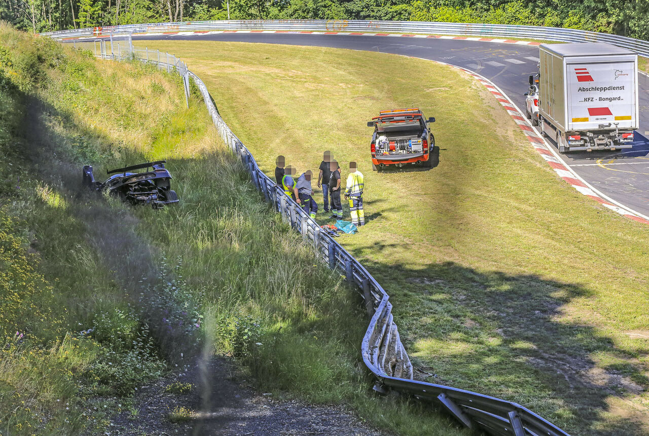 Der One:1 flog nach seinem Einschlag noch über die Leitplanke an der Nordschleife