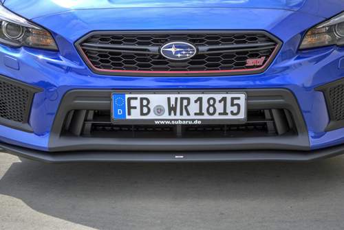 Den roten Zierstreifen am Kühlergrill sowie die Spoilerlippe tragen nur die Final-Edition-Modelle des Subaru WRX STI