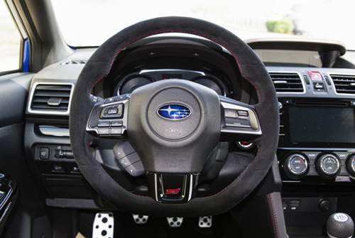 Rauleder am Lenkrad, Pedalerie aus Aluminium: Der Innenraum einer Subaru WRX STI in der Final Edition