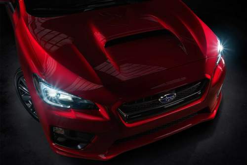 Das erste offizielle Bild des Subaru WRX: Hutze, Spoiler und dicke Backen mit feiner Beleuchtung