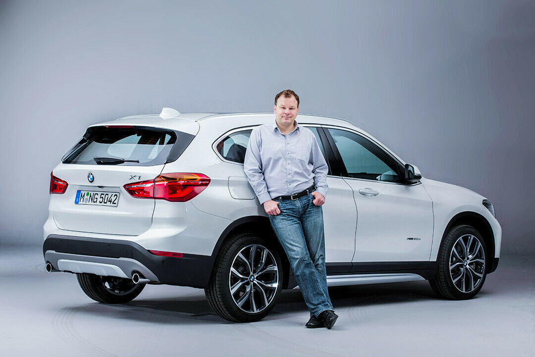MOTOR-TALK Redakteur Björn Tolksdorf mit dem neuen BMW X1