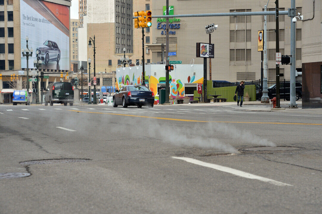 Detroit ist von 1,8 Millionen Einwohner in den Fünfzigerjahren auf heute knapp 700.000 geschrumpft - die Folge: leerstehende Häuser und verwaiste Straßen