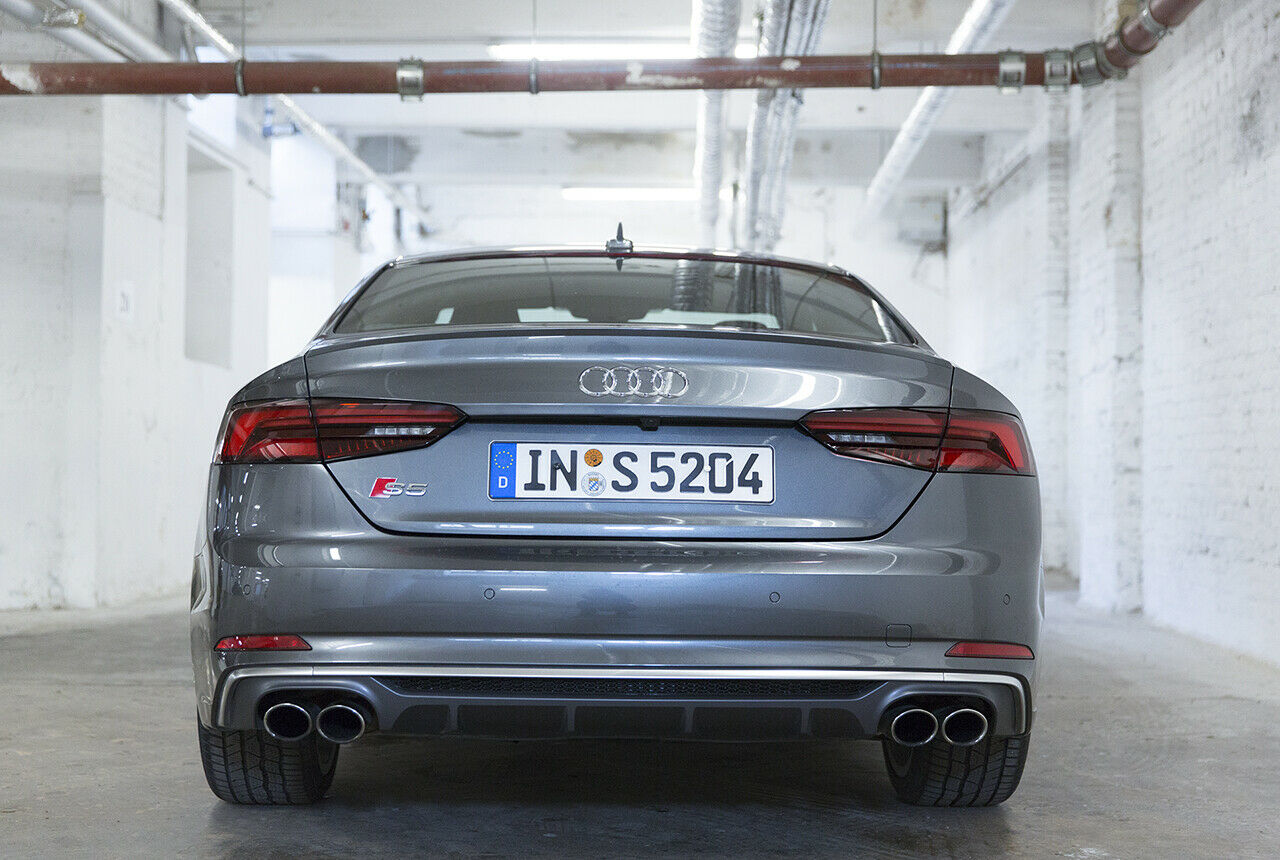 Vier echte Auspuffendrohre zeigen an, dass der Audi S5 viel Leistung bietet