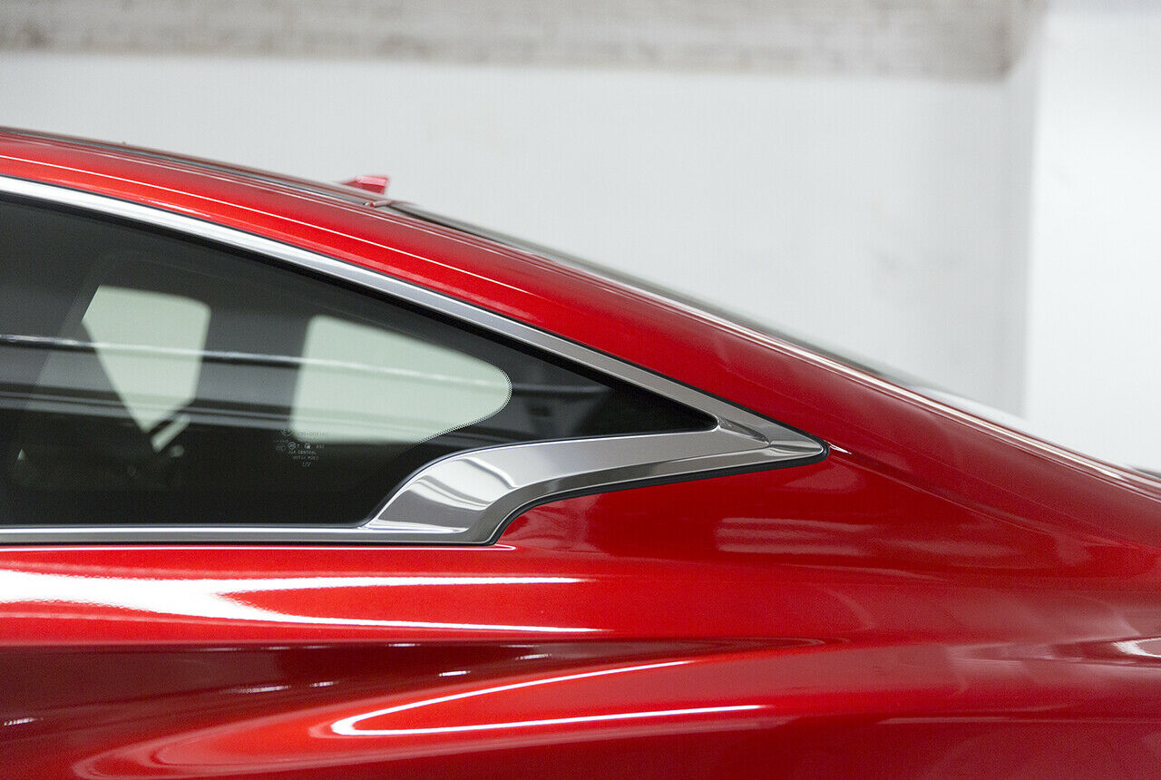 Die Infiniti-Designer modellieren dem Infiniti Q60 S einen kecken Knick in die C-Säule