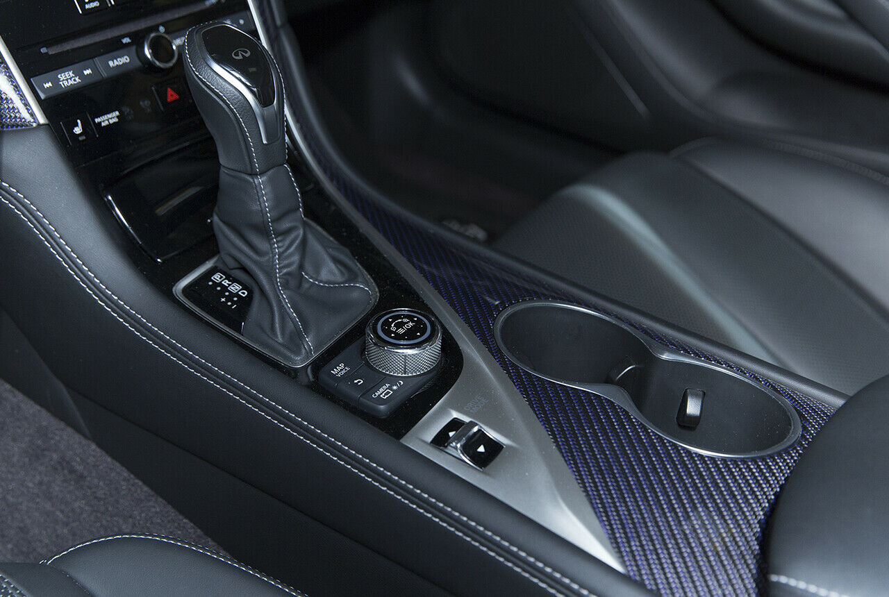 Klassisches Layout mit Siebengang-Automatik und Carbon-Dekor im Infiniti Q60 S