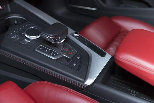 Audi baut eine Achtgang-Automatik von ZF in den S5, der Gangwahlhebel dient zugleich als Handablage
