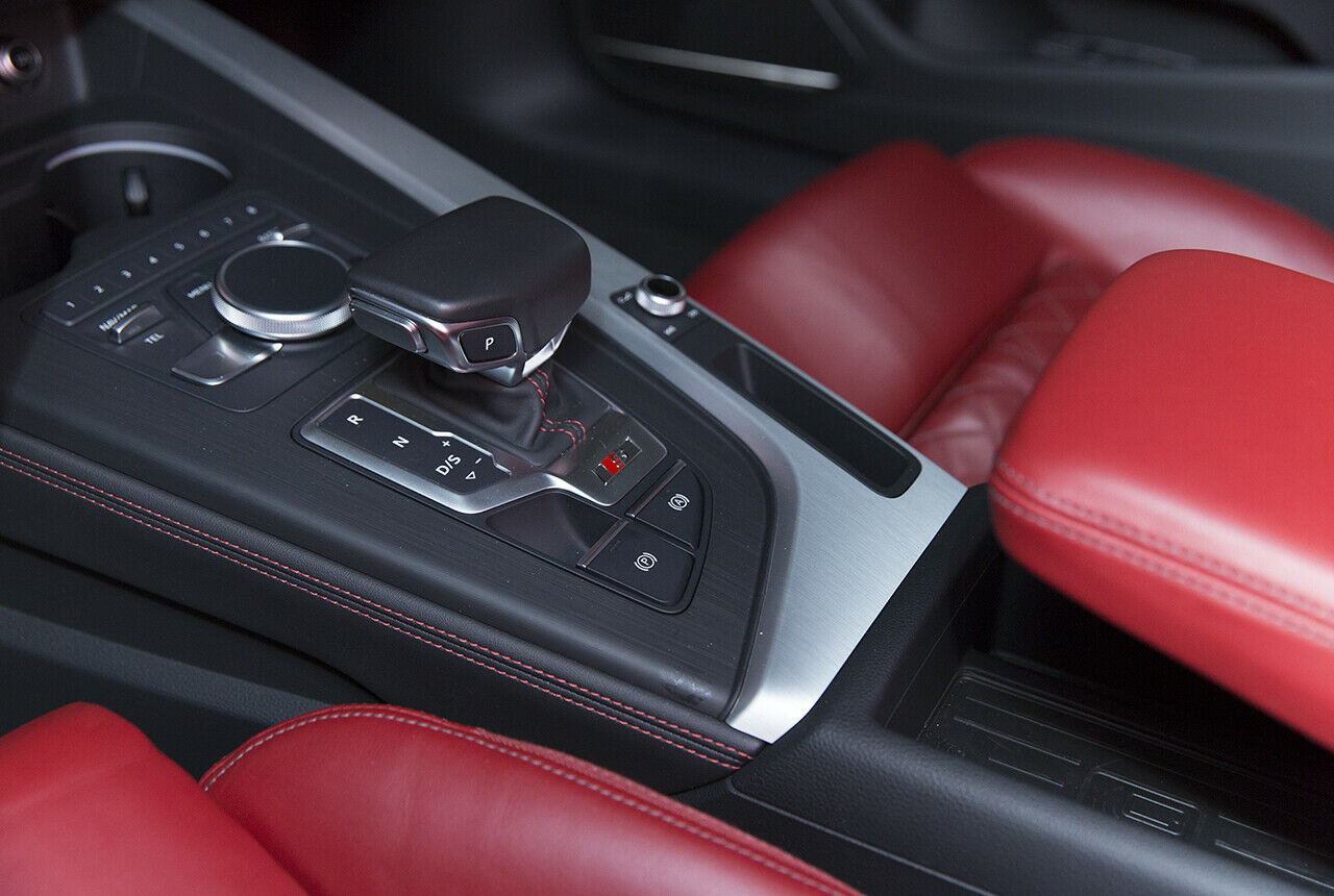 Audi baut eine Achtgang-Automatik von ZF in den S5, der Gangwahlhebel dient zugleich als Handablage