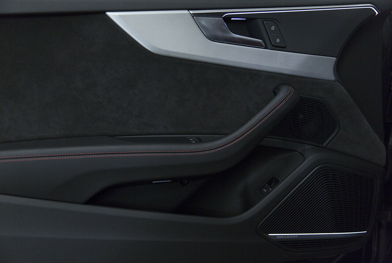 Audi spannt Leder und weiches Alcantara in die Türinnenverkleidung