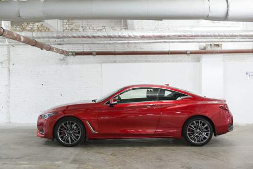 Einen Zentimeter kürzer (4,68 m) als der Audi, aber mit acht Zentimetern mehr Radstand bietet der Q60 hinten mehr Platz