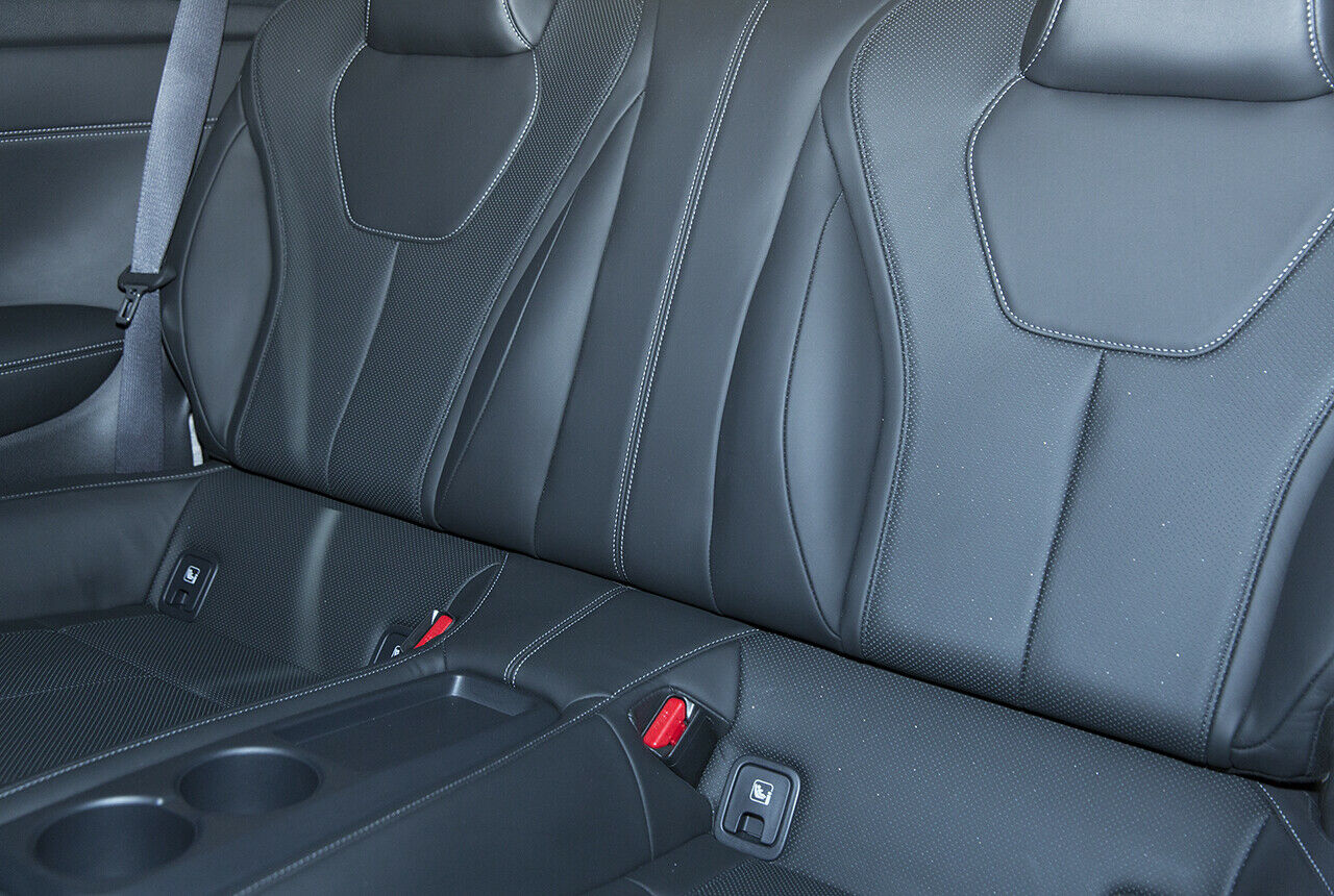 Nicht ganz so schön, aber solide und mit mehr Platz: Rücksitze im Infiniti Q60s
